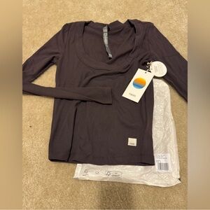 Vuori Women's Long Sleeve Pose Scoop Tee size S Sangria color